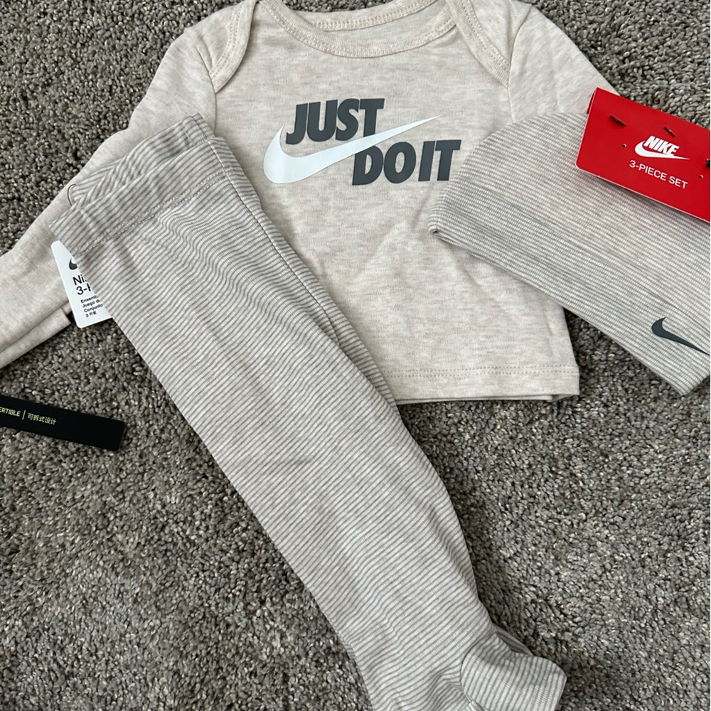 Nike 3 piece set, hat, top and footed leggings, new with tags.